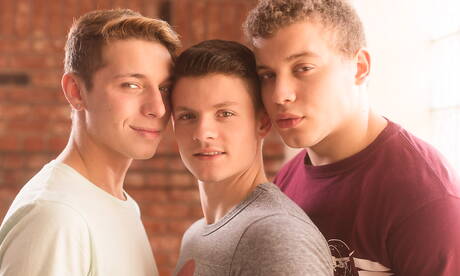 Corbin Colby, Jacob Hansen y Tyler Sweet en una escena de sexo en trío