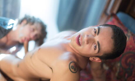 Der amerikanische Superhengst Calvin Banks und der lateinamerikanische Muskelprotz Ashton Summers ficken nach dem Blowjob