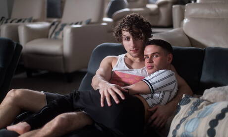 Amerykańskie gwiazdy, siłacz Calvin Banks i młody Dylan Hayes uprawiają miłość