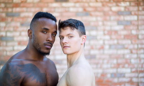 Les stars du porno américaines Tyler Sweet et Pheonix Fellington dans une baise interraciale en extérieur