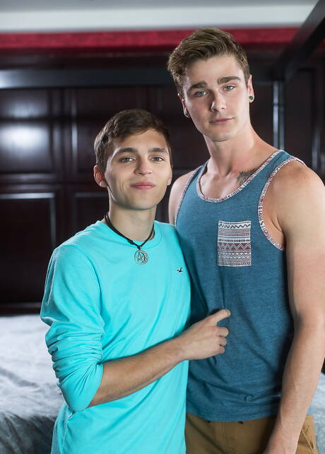 El cachas estadounidense Travis Stevens y el jovencito Tristan Adler en una escena homosexual muy caliente