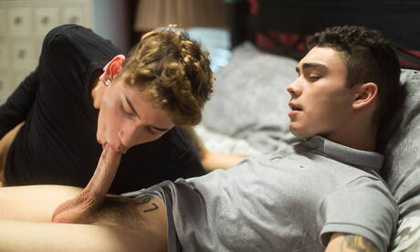 Le jeune latin Aiden Garcia et le beau garçon américain Ashtin Bates ont une relation sexuelle torride