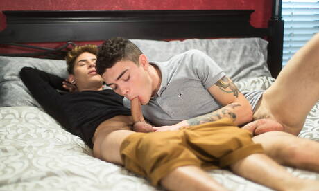 Le jeune latin Aiden Garcia et le beau garçon américain Ashtin Bates ont une relation sexuelle torride