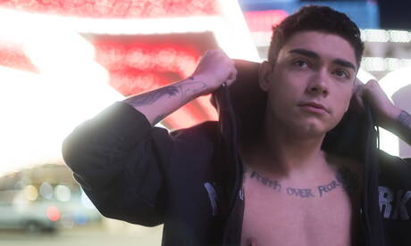 La jeune Américaine Ashtin Bates pose nue en extérieur