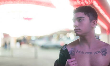 La jeune Américaine Ashtin Bates pose nue en extérieur