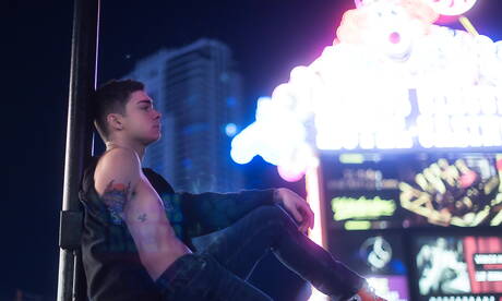 La jeune Américaine Ashtin Bates pose nue en extérieur