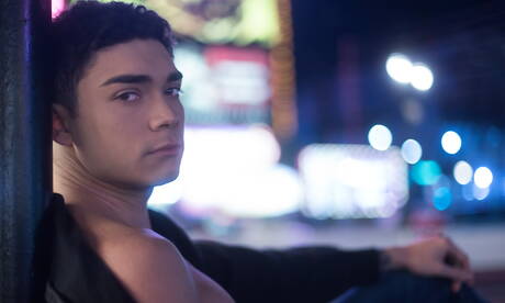 La jeune Américaine Ashtin Bates pose nue en extérieur