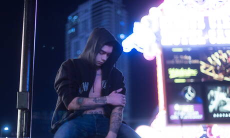 La jeune Américaine Ashtin Bates pose nue en extérieur