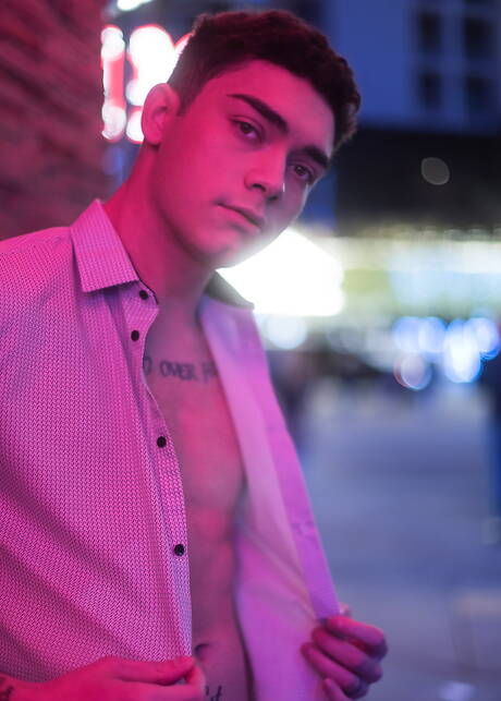 La jeune Américaine Ashtin Bates pose nue en extérieur