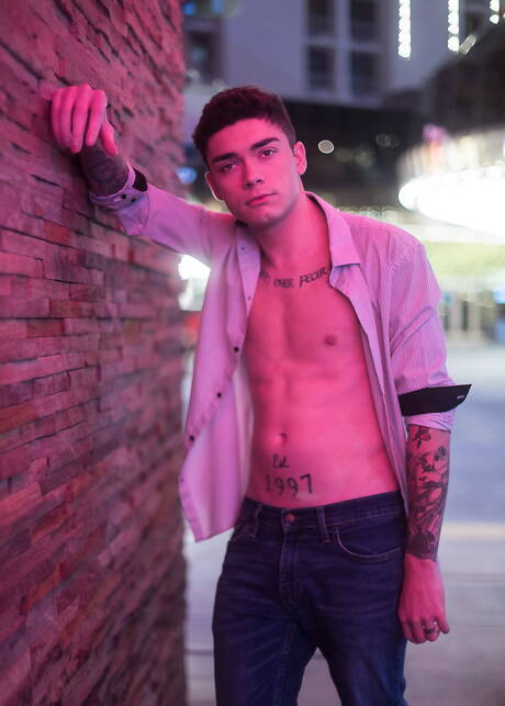 La jeune Américaine Ashtin Bates pose nue en extérieur