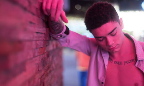 La jeune Américaine Ashtin Bates pose nue en extérieur