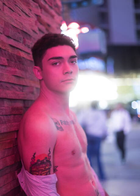 La jeune Américaine Ashtin Bates pose nue en extérieur