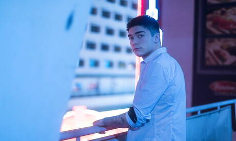 La jeune Américaine Ashtin Bates pose nue en extérieur