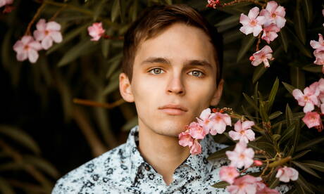 Der schöne Amerikaner Tristan Adler zieht sich aus und zeigt draußen seinen heißen Arsch