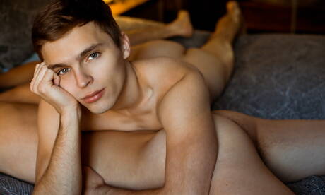 Der schöne Amerikaner Tristan Adler zieht sich aus und zeigt draußen seinen heißen Arsch