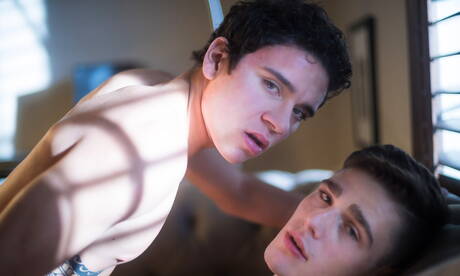 Due tizi americani, il muscoloso Travis Stevens e il giovane Zach Letoa, si fanno un bel sesso anale