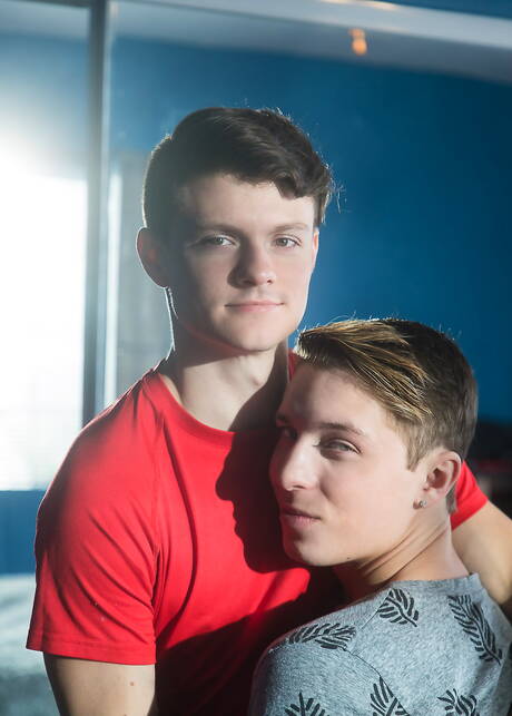 Les mecs américains sexy, le minet sexy Jacob Hansen et le beau garçon Tyler Sweet se sucent et se baisent