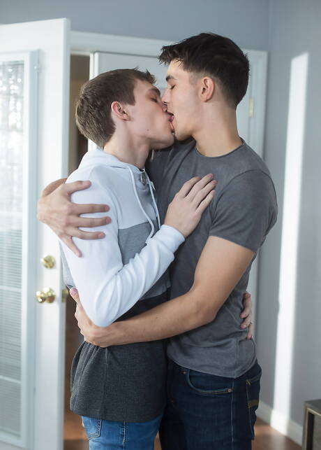 Deux mecs américains, le beau garçon Tristan Adler et le jeune garçon Alex Riley ont des relations sexuelles anales