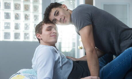 Deux mecs américains, le beau garçon Tristan Adler et le jeune garçon Alex Riley ont des relations sexuelles anales