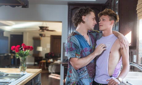 Les beaux mecs américains Calvin Banks et le minet Hayden Lee baisent le cul après une pipe dans la cuisine