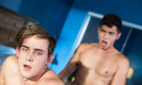 美國帥哥喬許布雷迪和拉丁強人阿什頓薩默斯上演熱辣情侶戲