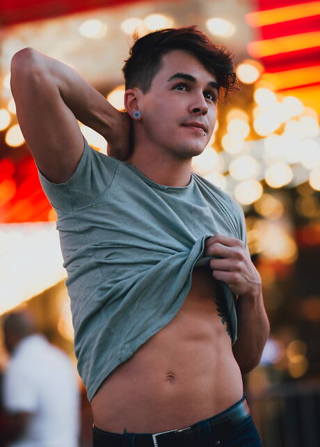 Amerikaanse jongeman Andy Taylor laat buiten een prachtig lichaam zien