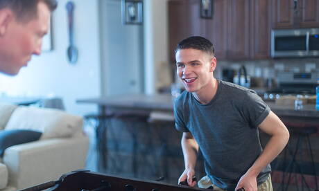 Heiße amerikanische Typen, der heiße Twink Dylan Hayes und der muskulöse Pierce Paris haben eine heiße Paarszene