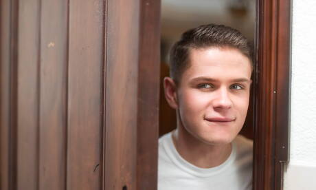 Los famosos estadounidenses Travis Stevens y Dylan Hayes tienen sexo anal caliente en la ducha.