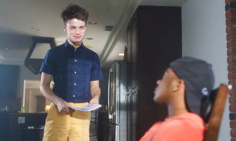 Gorący amerykańscy chłopcy gorący młodzieniec Ryan Bailey i dobrze zbudowany Marcell Tykes ruchają międzyrasowe dupsko po ssaniu kutasa