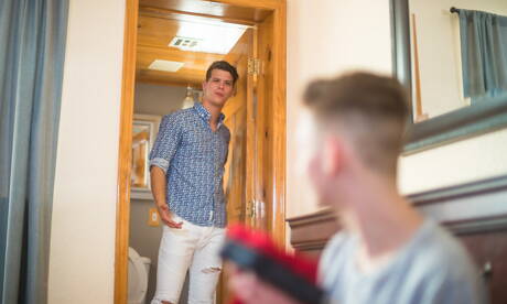 Les beaux garçons américains, le jeune garçon Riley Finch et le minet Johnny Hands, se font fesser durement