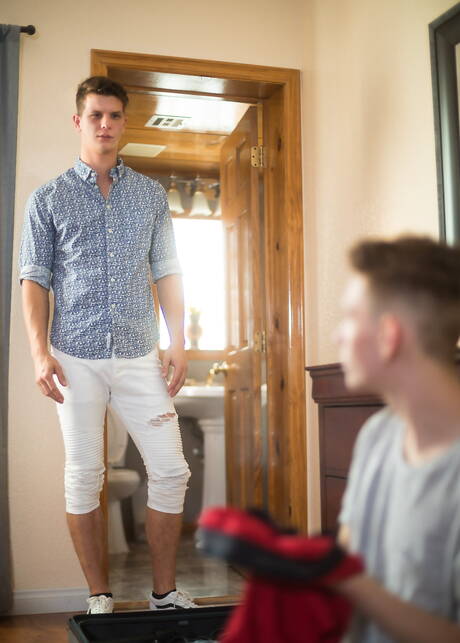 Les beaux garçons américains, le jeune garçon Riley Finch et le minet Johnny Hands, se font fesser durement