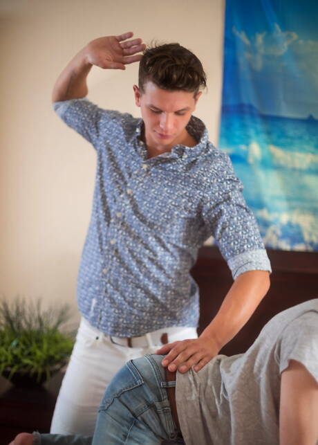 Les beaux garçons américains, le jeune garçon Riley Finch et le minet Johnny Hands, se font fesser durement