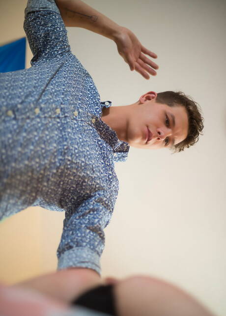 Les beaux garçons américains, le jeune garçon Riley Finch et le minet Johnny Hands, se font fesser durement