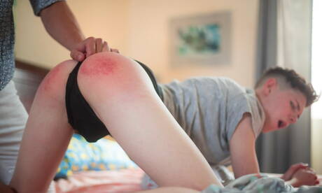 Les beaux garçons américains, le jeune garçon Riley Finch et le minet Johnny Hands, se font fesser durement