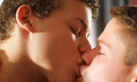 Las estrellas porno estadounidenses, el guapo Corbin Colby y el guapo Dylan Hayes, tienen buen sexo.