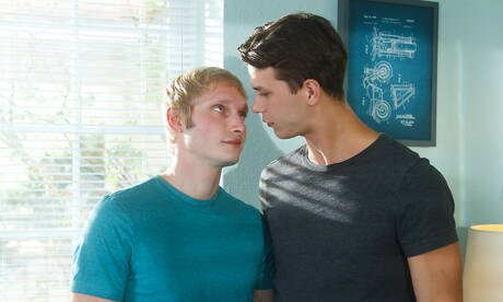 Dos chicos americanos musculosos, Max Carter y el joven Johnny Hands, se chupan y se follan mutuamente.