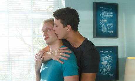 Dos chicos americanos musculosos, Max Carter y el joven Johnny Hands, se chupan y se follan mutuamente.