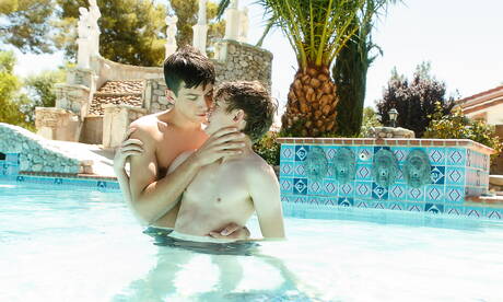 Netter amerikanischer Junge, Jared Scott und Leo Frost lutschen und ficken sich gegenseitig am Pool