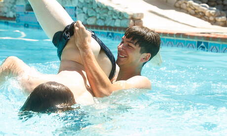 Netter amerikanischer Junge, Jared Scott und Leo Frost lutschen und ficken sich gegenseitig am Pool