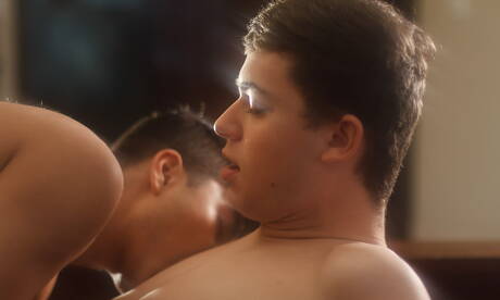 Les Américains célèbres, le beau garçon Angel Rivera et le jeune Collin Adams baisent le cul après une pipe