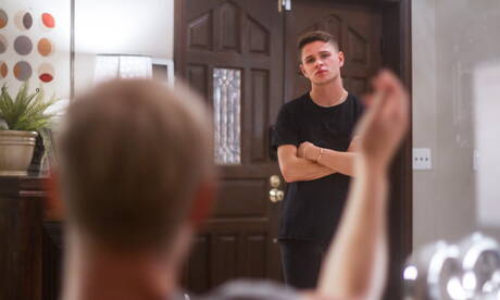 Los simpáticos amigos estadounidenses, el fornido Max Carter y el guapo Dylan Hayes, en una escena de azotes anales.