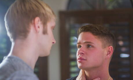 Los simpáticos amigos estadounidenses, el fornido Max Carter y el guapo Dylan Hayes, en una escena de azotes anales.