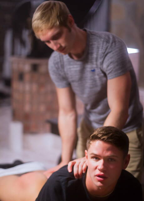 Los simpáticos amigos estadounidenses, el fornido Max Carter y el guapo Dylan Hayes, en una escena de azotes anales.