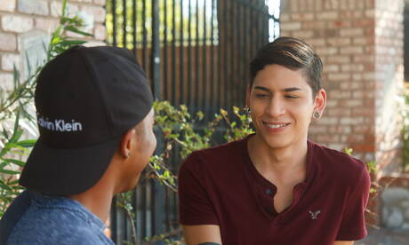 Der junge Kolumbianer Aiden Garcia und der muskulöse Ebenholz-Marcell Tykes beim heißen interracial Analsex im Freien