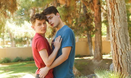 Deux garçons américains, le minet chaud Ryan Bailey et le jeune garçon Leo Frost baisent le cul après une pipe en extérieur