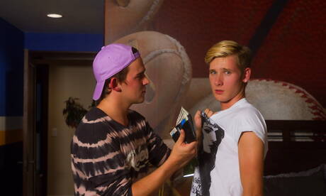 Sexy Amerikanen, gespierde Josh Brady en sexy twink Julian Bell in een harde pak slaag