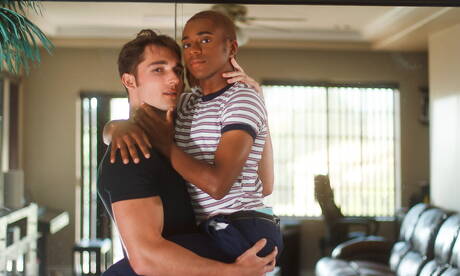 Miły amerykański przystojniak Marcell Tykes i superogier Luke Wilder w międzyrasowym seksie