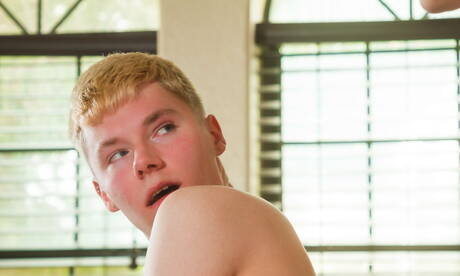 Le beau garçon Bryce Foster et le musclé américain Max Carter adorent la fessée