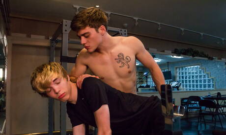 American beefy Blake Mitchell and beautiful boy Jamie Ray in butt spanking