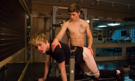 American beefy Blake Mitchell and beautiful boy Jamie Ray in butt spanking